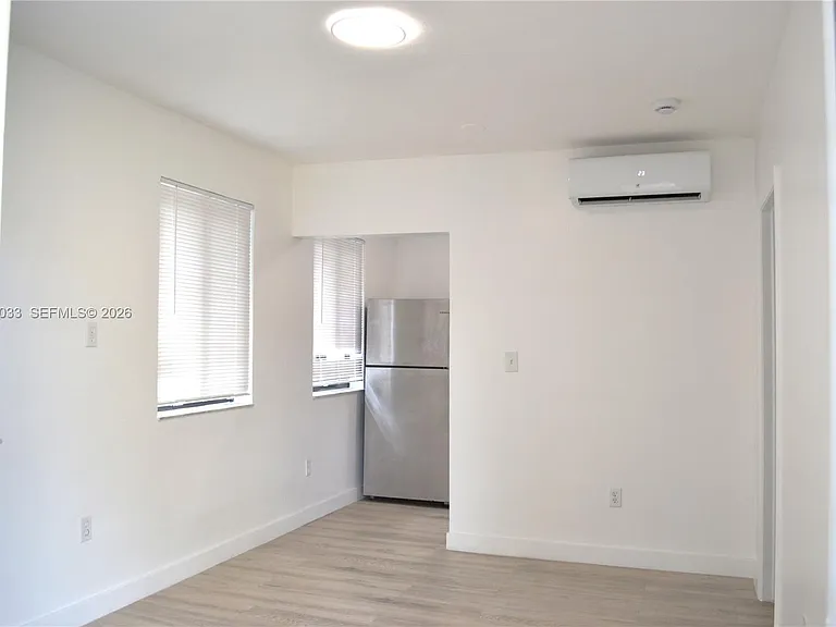 1035 SW 4th St #3 — Photo 3