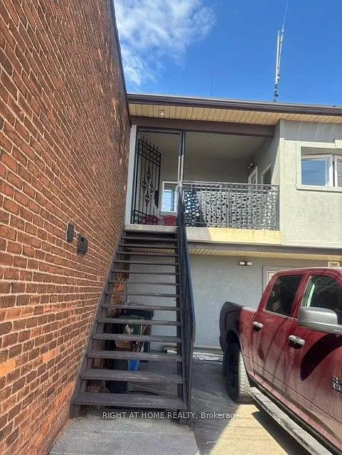 226 Kenilworth Ave N #2