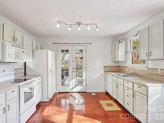 3rd image of 224 Beverly Rd