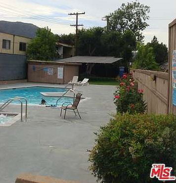 3rd image of 32 Northwoods Ln