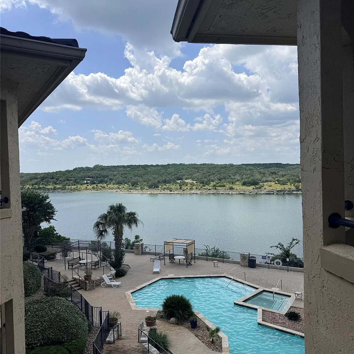 1 bed, 1.5 bath, 842 sqft, $1,700 — Photo 3