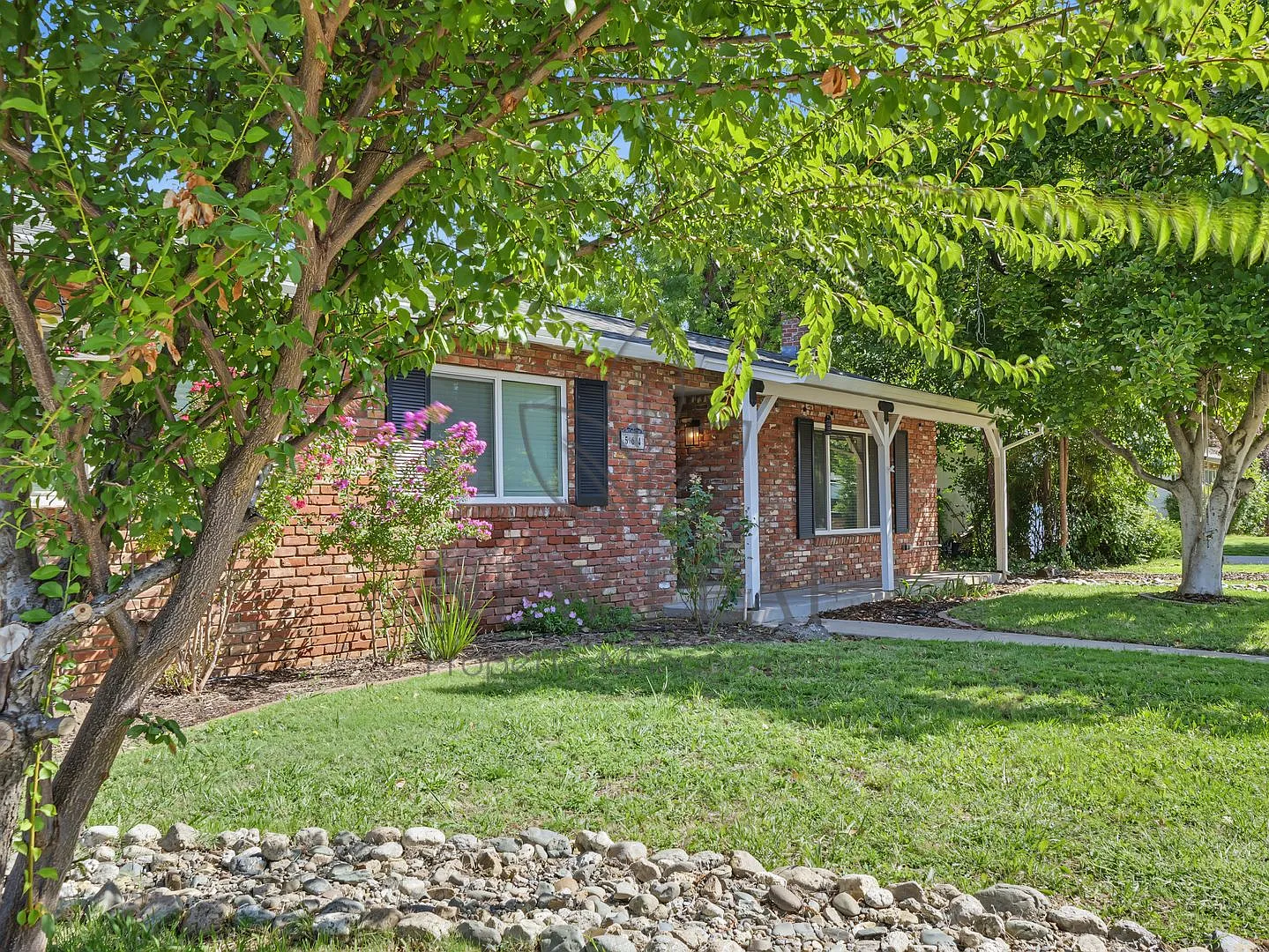 564 Estate St — Photo 2