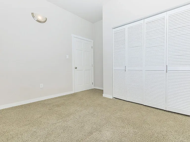 100 on 6th *Limited Time Concession: Now Offering 1 Months Free Rent* — Photo 18