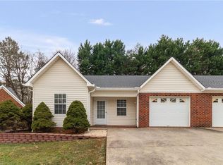 124 Bethania Oaks Cir, Pfafftown, NC 27040