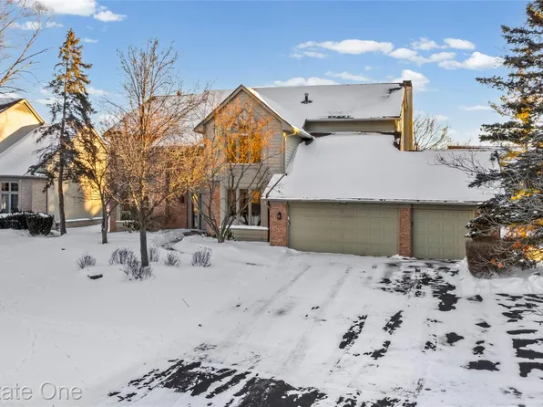 5087 Village Place Ct, West Bloomfield, MI 48322