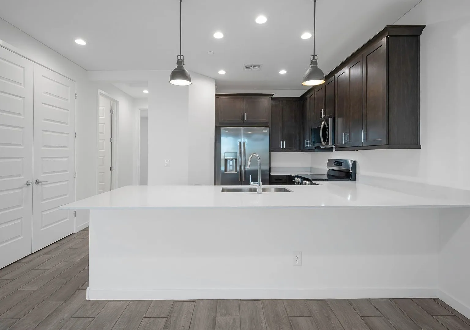 Like New Luxurious Modern 3 Bedroom 2 Bath Townhome in Warner Meadows — Photo 1