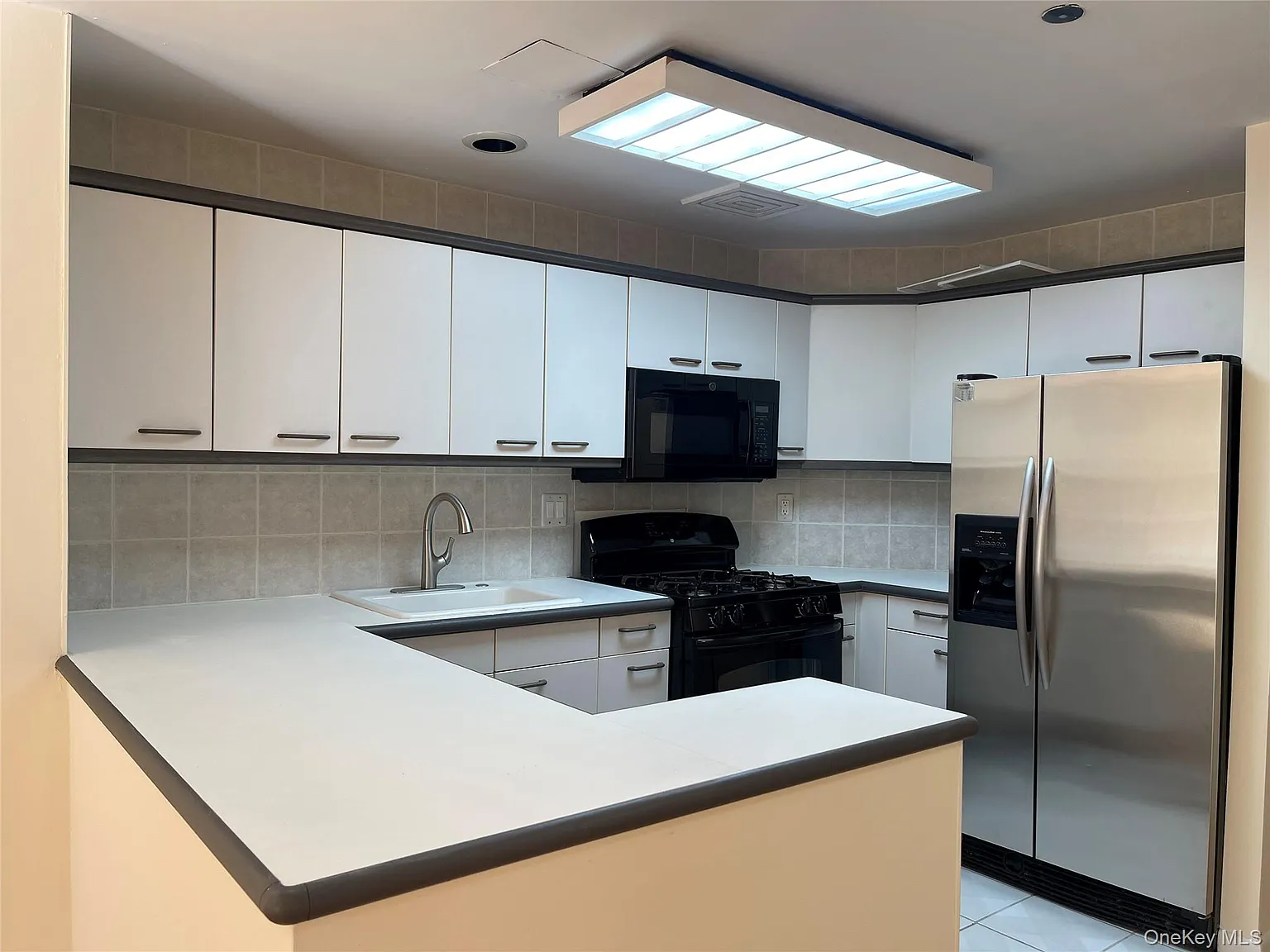 2 bed, 2.0 bath, 1240 sqft, $4,000 — Photo 3