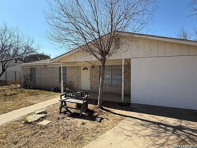 4 bed, 2.0 bath, 1495 sqft, $1,400 — Photo 2