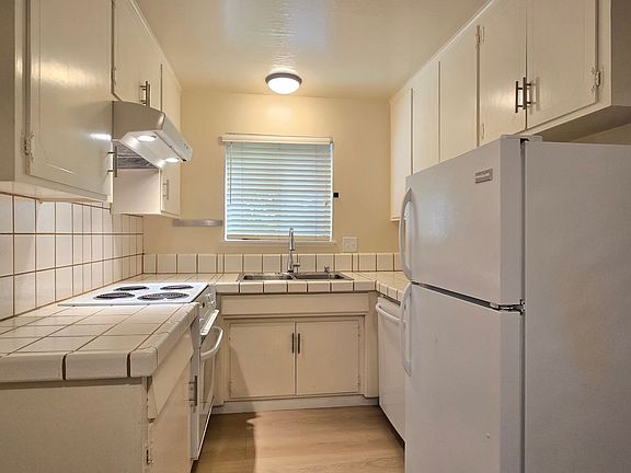 4th image of 1005-1007 Ravenscourt Ave #1005-2