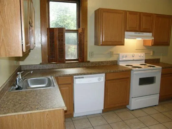 7 bed, 2212 sqft, $6,125 — Photo 4