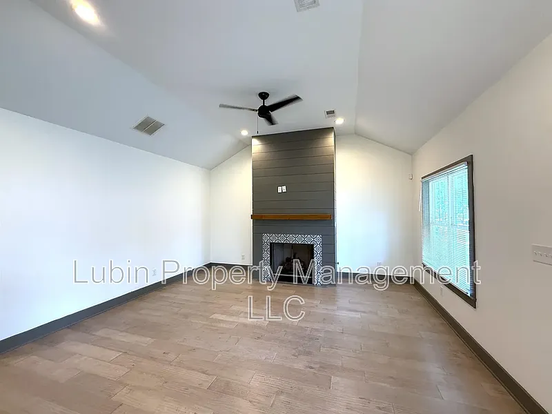 4 bed, 2.0 bath, 1656 sqft, $1,900 — Photo 2