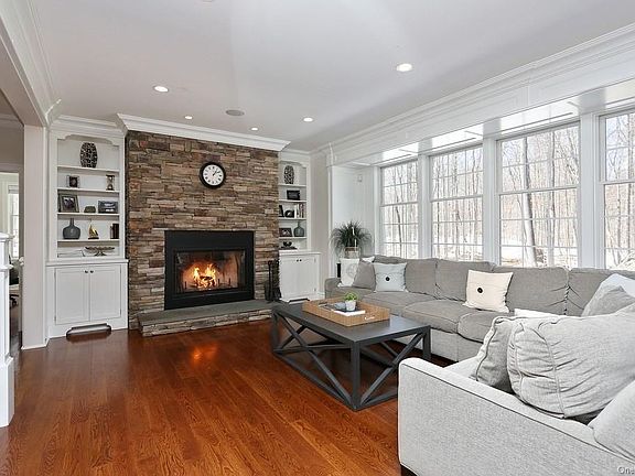 3rd image of 10 Cyntia Ct