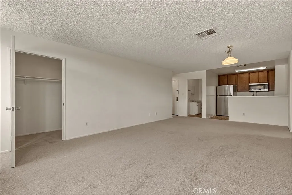 2 bed, 1.5 bath, 1050 sqft, $1,695 — Photo 3
