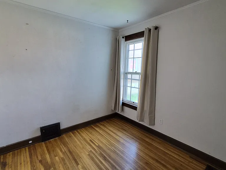 214-218 Hudson Ave — Photo 5