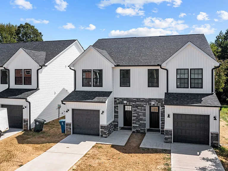 808 Crown Point Dr — Photo 2