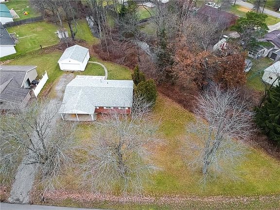 4th image of 10 Dover Dr