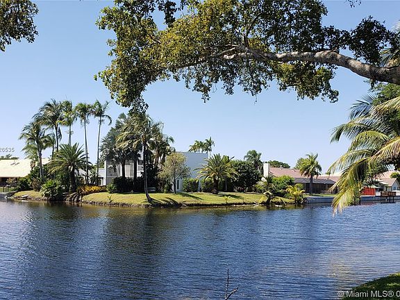 5th image of 9885 Fairway Cove Ln #9885