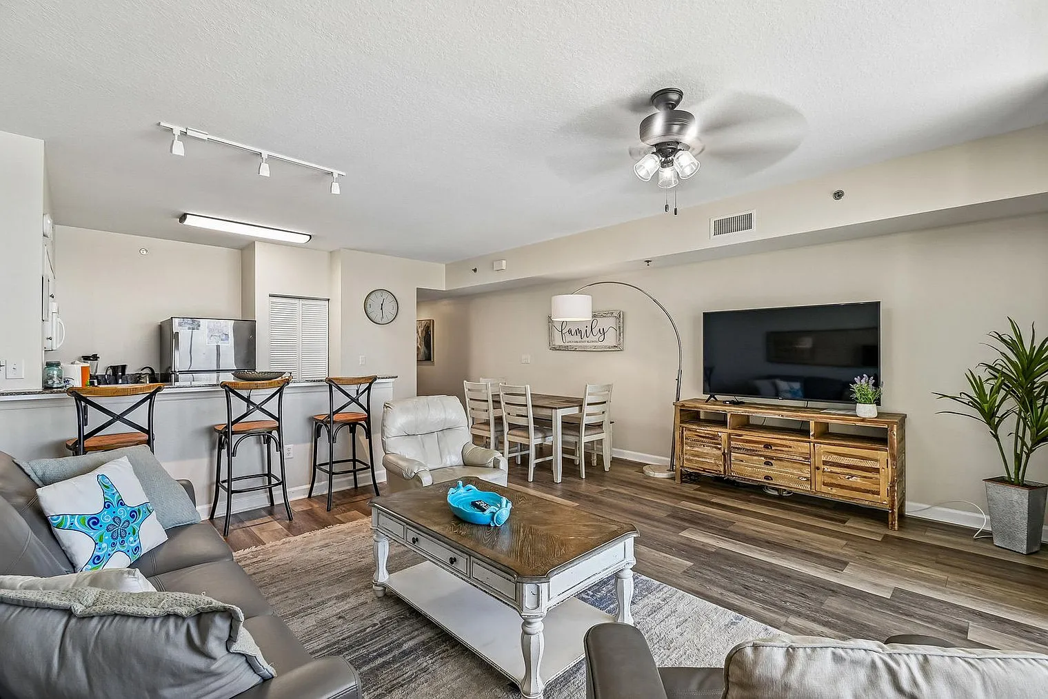 2 bed, 3.0 bath, 1184 sqft, $4,131 — Photo 2