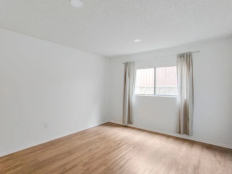 Chatsworth Rent This Now — Photo 38