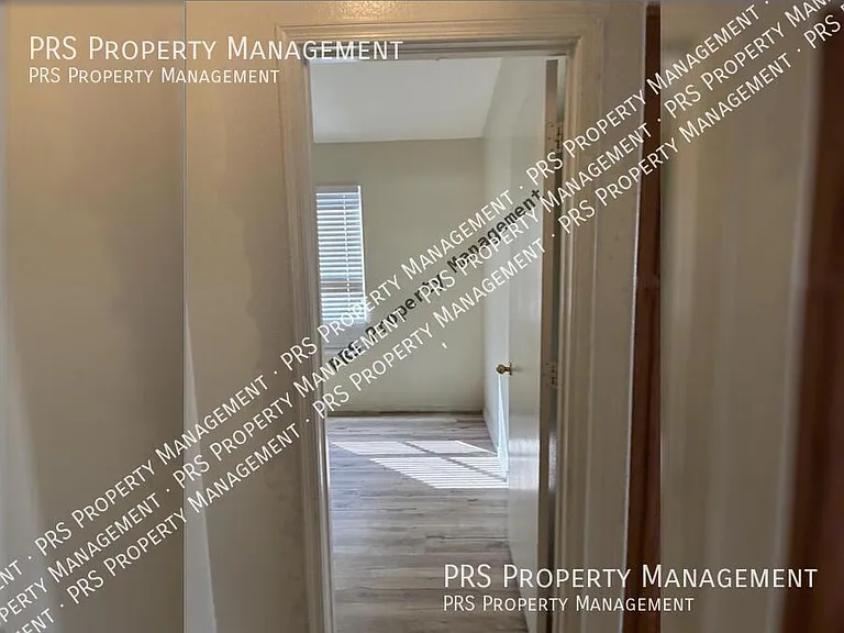 1744 E Robin Ln — Photo 10