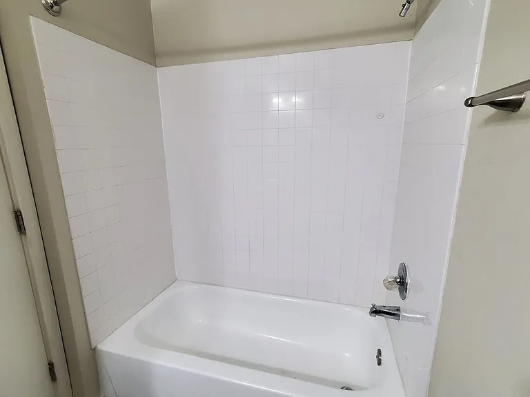 411 10th Ave — Photo 22