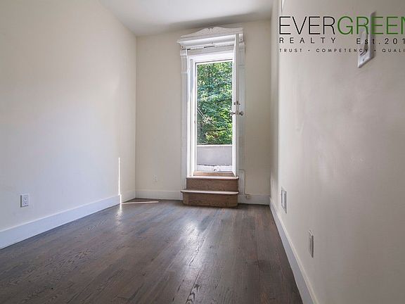 4th image of 110 Bainbridge St #1