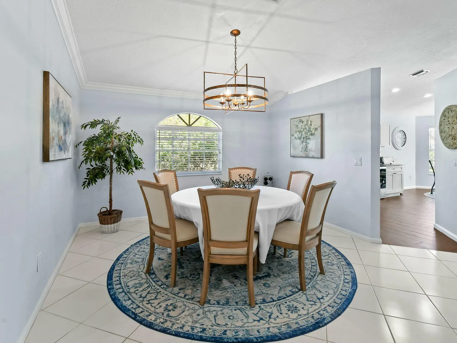 3 bed, 2.0 bath, 2072 sqft, $8,000 — Photo 4