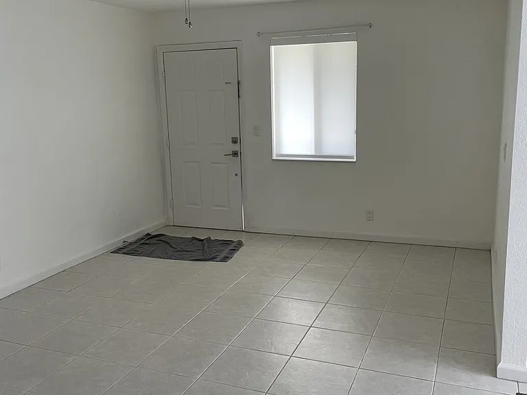 801 NE 28th St #101 — Photo 17