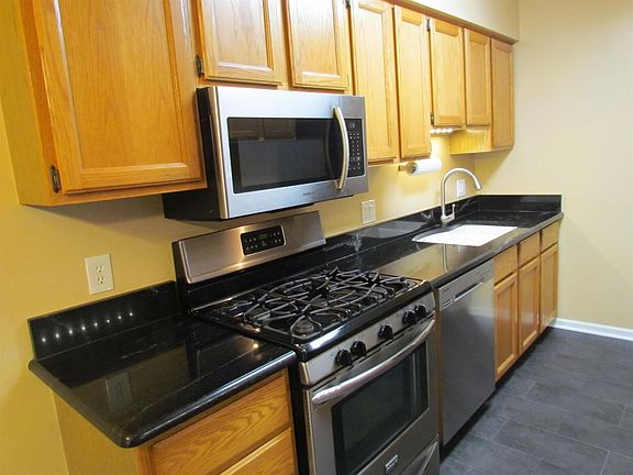 4th image of 576 Park Pl