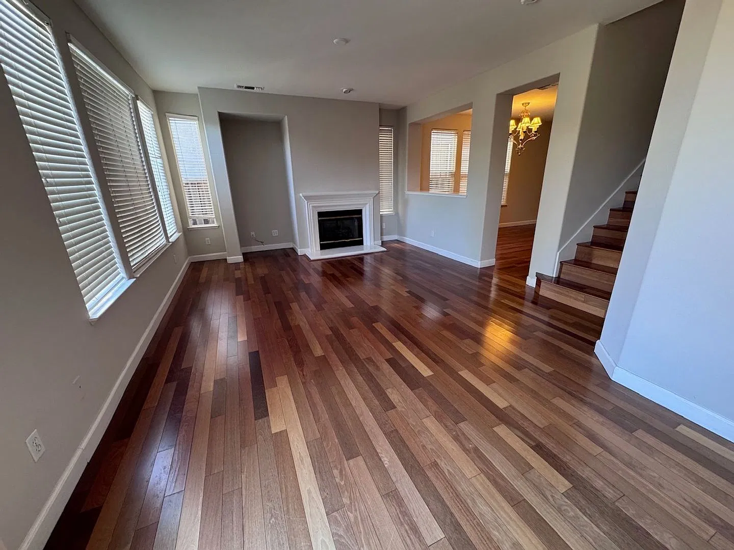 Evergreen home with hardwood floors, generous size, gardener included — Photo 2