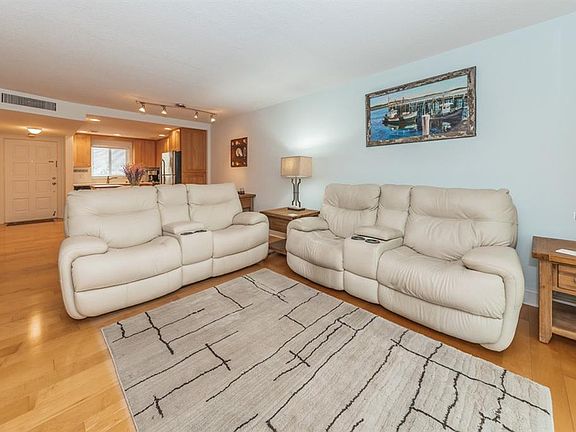 5th image of 620 Edgewater Dr Unit 304