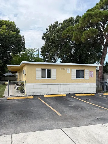 1124 NW 2nd St #2 Photo 1