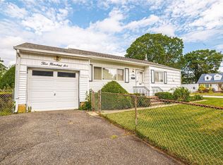 506 Reade Ave, Lindenhurst, NY 11757