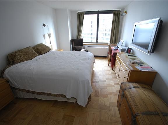 4th image of 415 E 37th St APT 21N