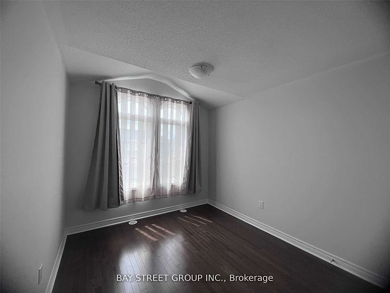 Oakville Townhouse for rent - 3 Bedrooms — photo 3