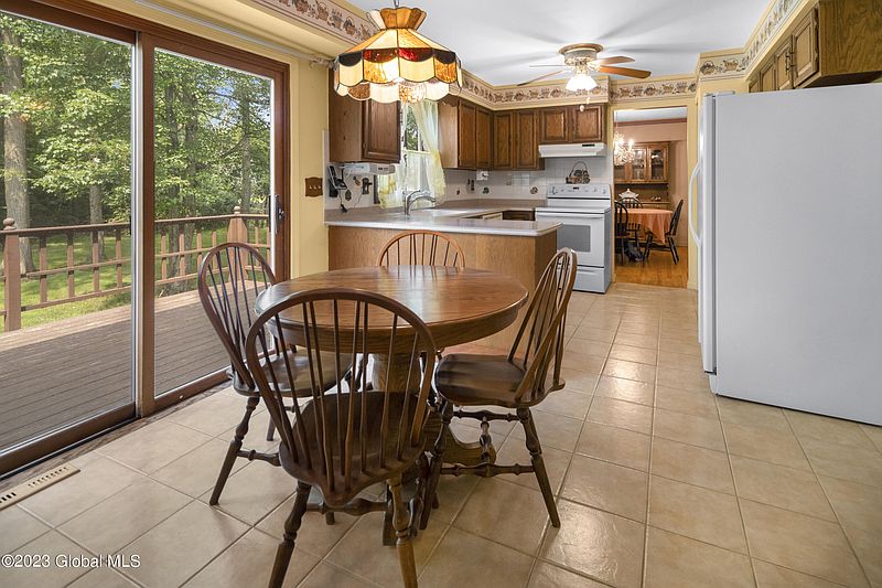 5th image of 2461 Cambridge Drive