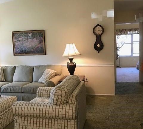 61 BOXWOOD TERR LRFROM ENTRY