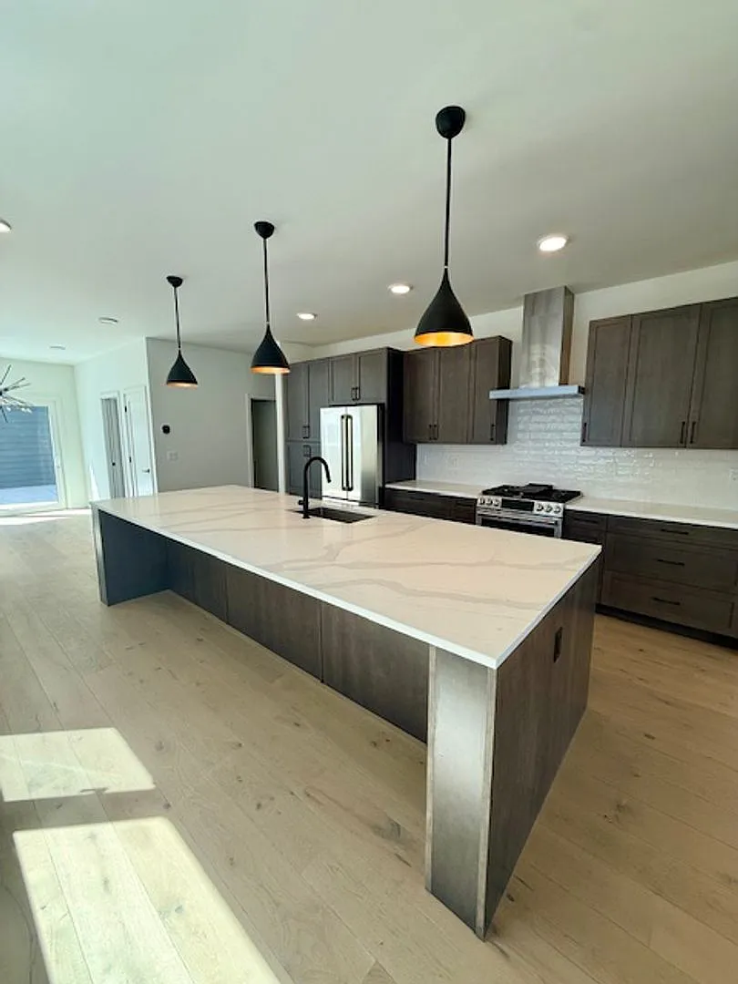 3 Bedrooms 2 1/2 Bathrooms - Where Mountains meet you at upscale living! — Photo 1