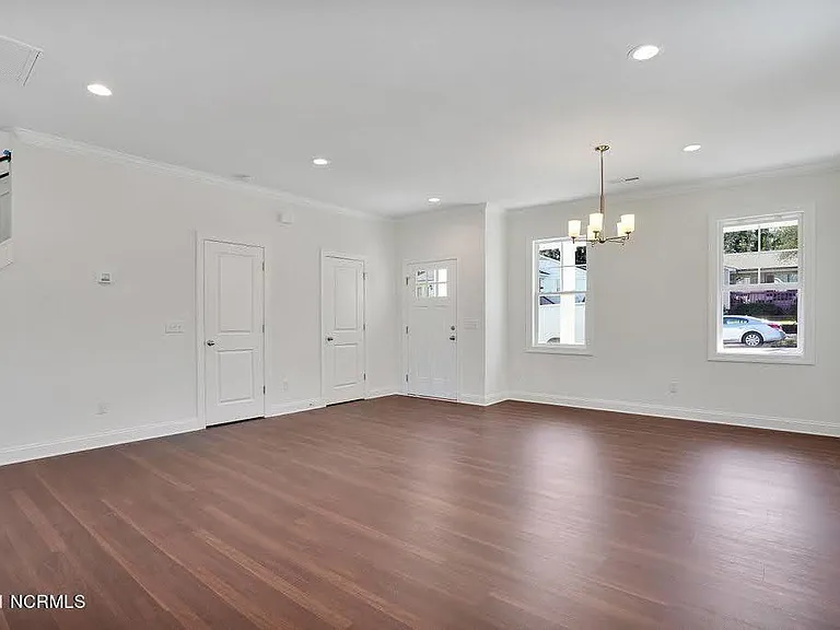 1007 Campbell St — Photo 6