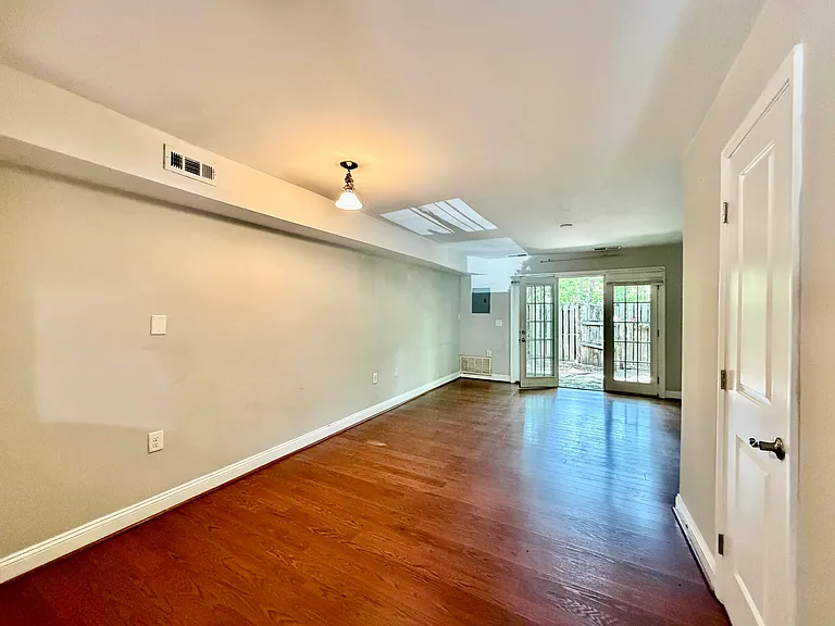 1207 Green Oaks Ln #J — Photo 9