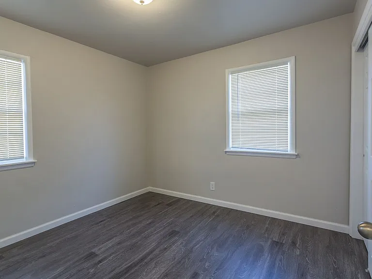 2327 W 6th St — Photo 16