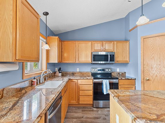 5th image of 15712 Crocus Ave W