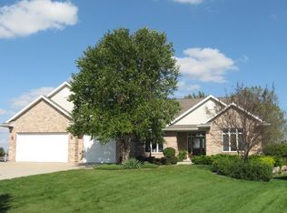 909 Legends Dr, Waunakee, WI 53597