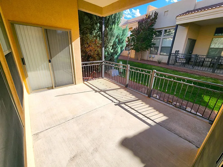 2409 Cortina Mnr — Photo 35
