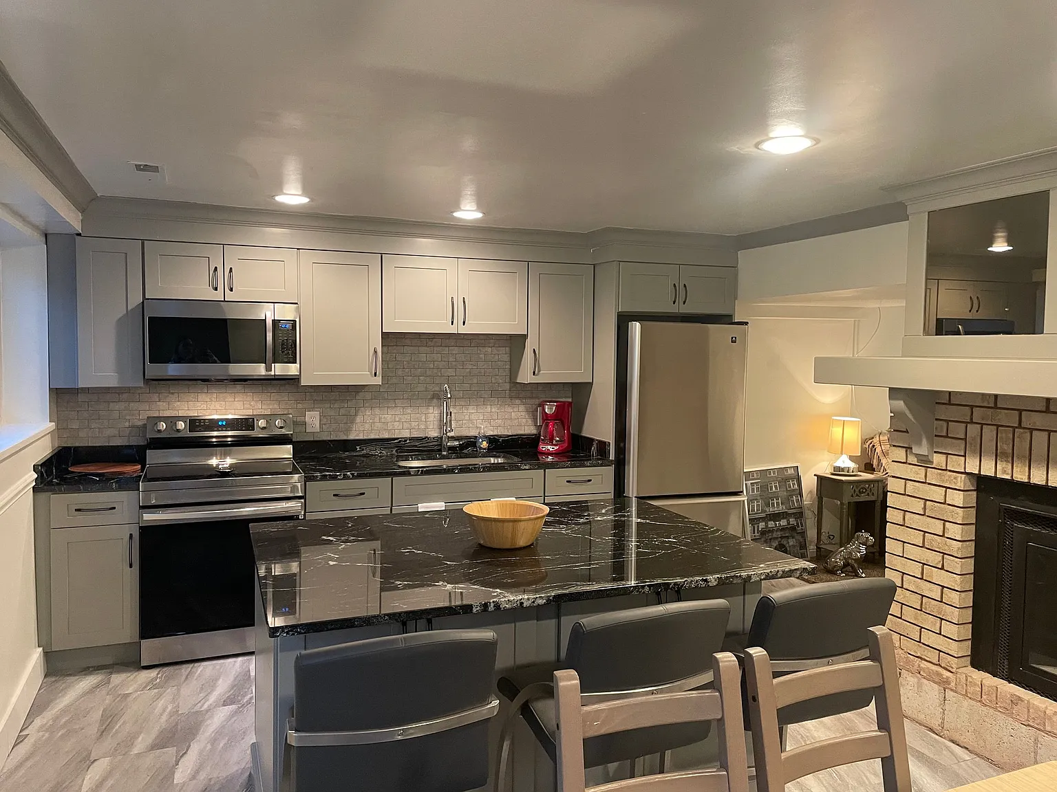 Furnished 2bed 1 bth Basement Apartment with shared patio backyard — Photo 3