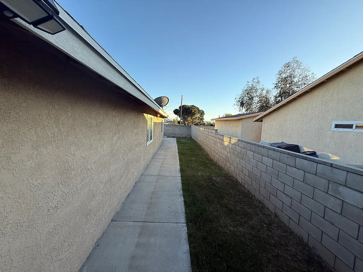Building Photo - 14805 Pine Ave #B