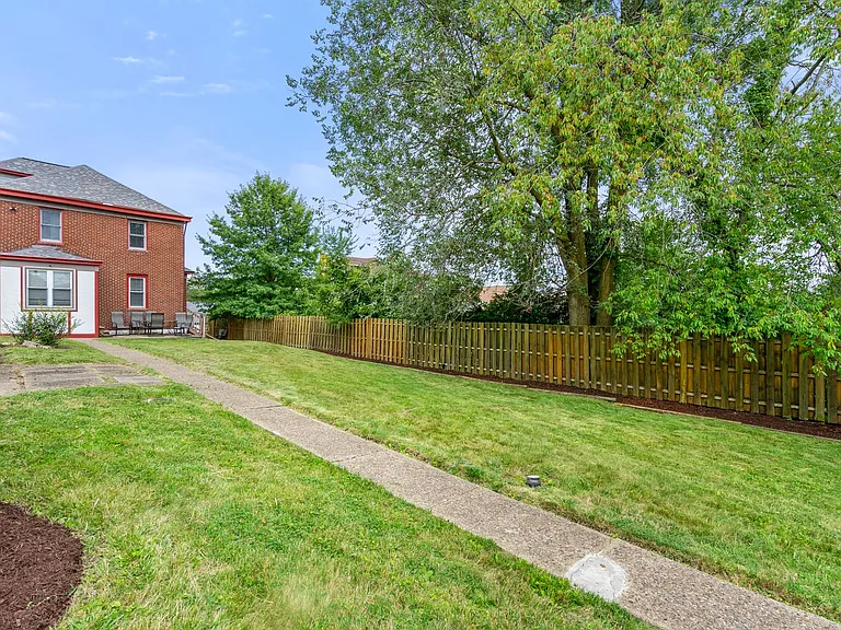638 Margaret St — Photo 16