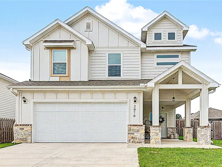 2070 Wildflower Dr — Photo 1