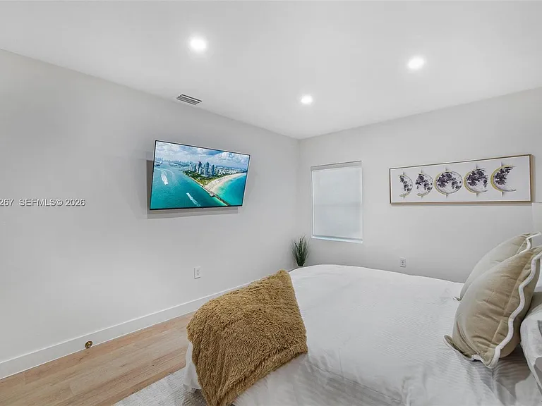 12325 NE 11th Pl — Photo 13