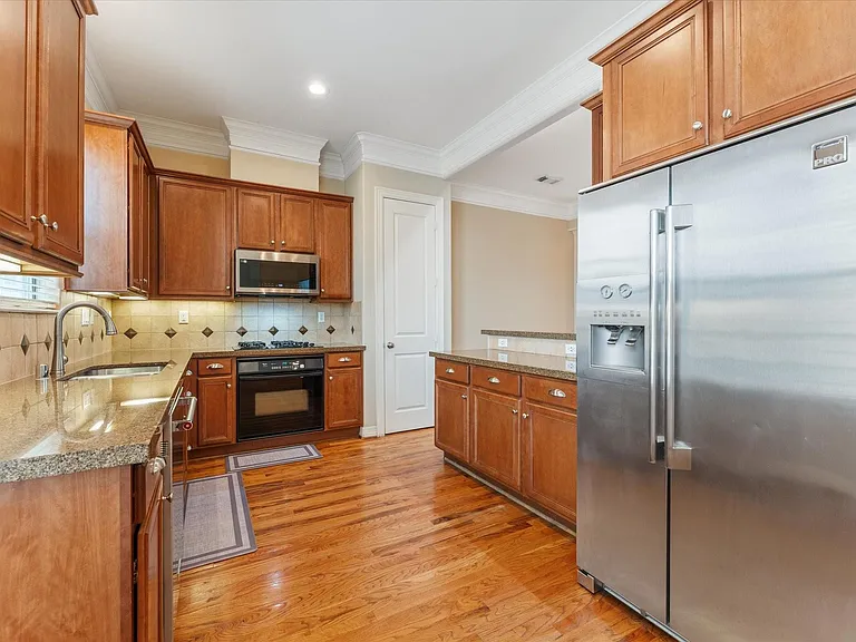 906 Reinicke St — Photo 12
